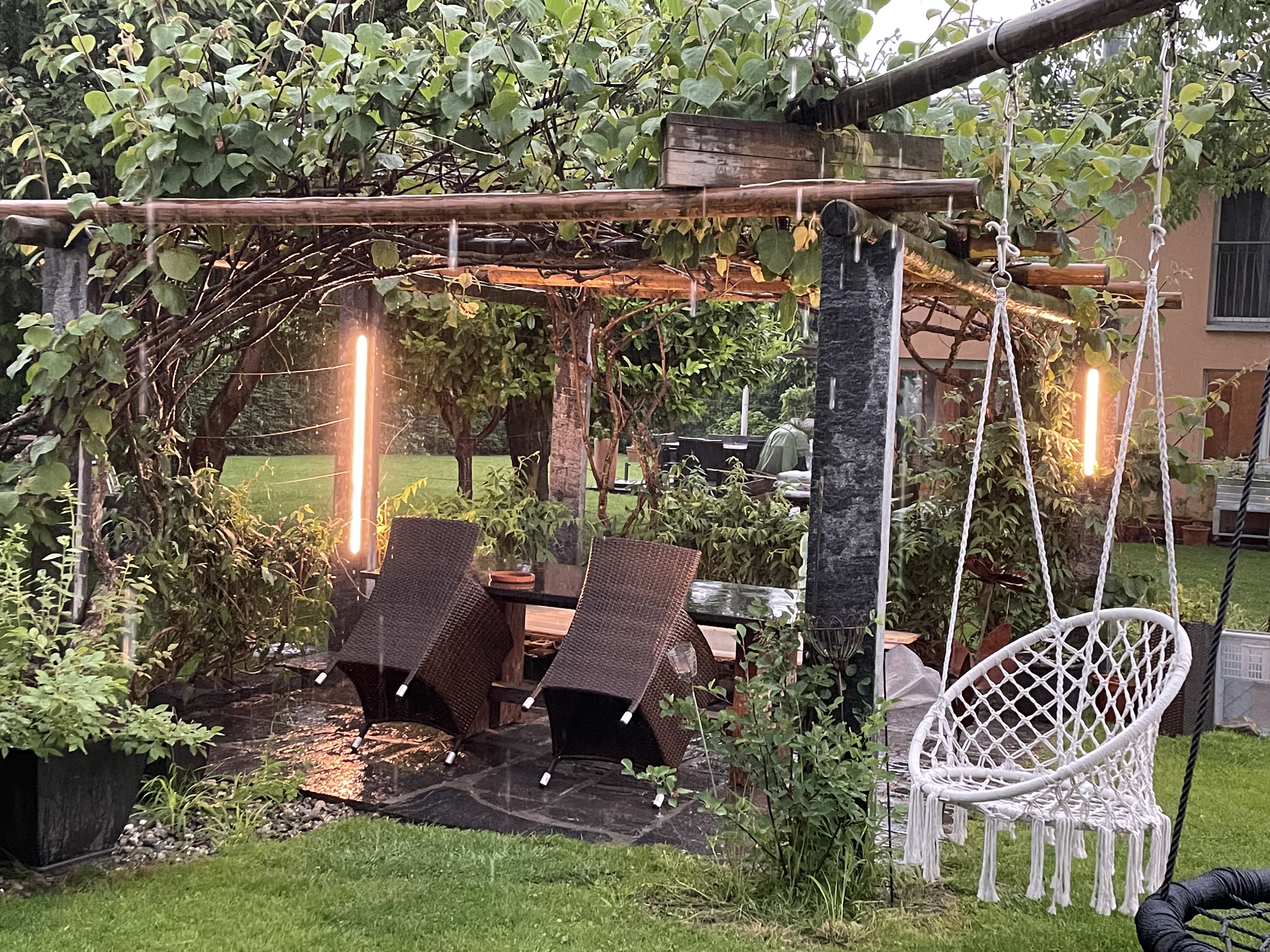 MUEX LED Rohrleuchte im Garten